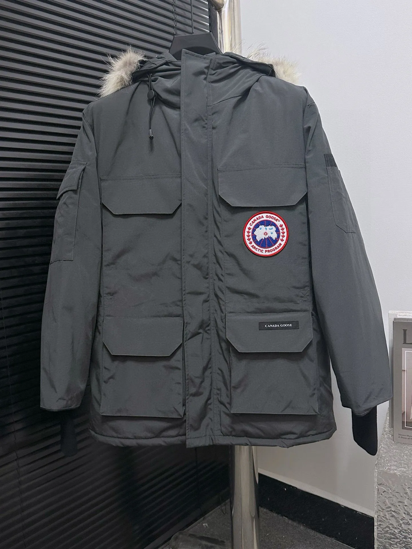 P780 Top Purchasing Version (Wolf Hair Optional) 🇨🇦CANADA GOOES 24 new models 08 models/couple models Factory direct supply: supplying global purchasing agents, micro-business, entities, Tmall, high-end stalls and studio cooperation, free shipping! Canada Goose Expedition Parka 2008 is the same style for men and women. It is mid-length and the most timeless classic. All Arctic and Antarctic scientific expedition teams choose Canada Goose as their cold-proof equipment. It is the Rolls-Royce of down jackets. ➖ Industry-leading anti-counterfeiting chip sensing. ➖ Imported Behringer embroidery machines and customized embroidery labels, the highest level and industry leading. ➖ Imported Korean 21-count polyester-cotton blended original fabric, TC85 waterproof coated fabric, water-repellent, windproof and wear-resistant. ➖ The new national standard 80 white duck down is filled with an average of 520 grams of down. The amount of down filled is industry-leading. ➖ 100% nylon lining with double double-layer sealing design to prevent velvet running, and seamless thread design on the cuffs! ➖ Western Canadian Green Wolf Collar. ➖ Yoshida YKK provides original factory-customized electroplated sliders. YKK two-way lockable zippers are tight and smooth and do not peel off paint. ➖ 3M composite Velcro is durable and the accessories and hardware are all custom-made. Note: Our copywriting is only simple and clear. Instead of bragging about the copywriting, it is better to compare and understand with samples. Only for the purest goose, the most dedicated, the most professional, the highest quality, the highest cost performance!  Size:XS-XXL